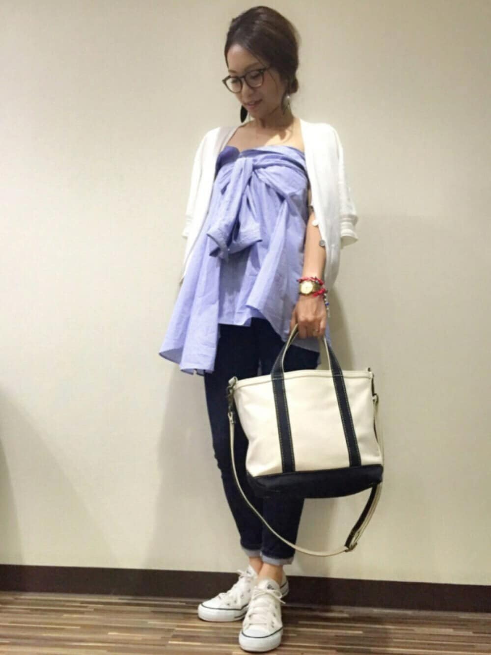 「CHOU CHOU、バンダナブレス、服バカ、チビーズ✳︎、ネイル、カジュアル、デニム、変形トップス、コンバース」｜「CHOUCHOUの赤バンダナ ネックレス＆ブレスレット 2Waytype（ブレスレット、レッド系）」を使った、kanaさん（レディース・154cm）の夏コーディネートの1枚目の写真