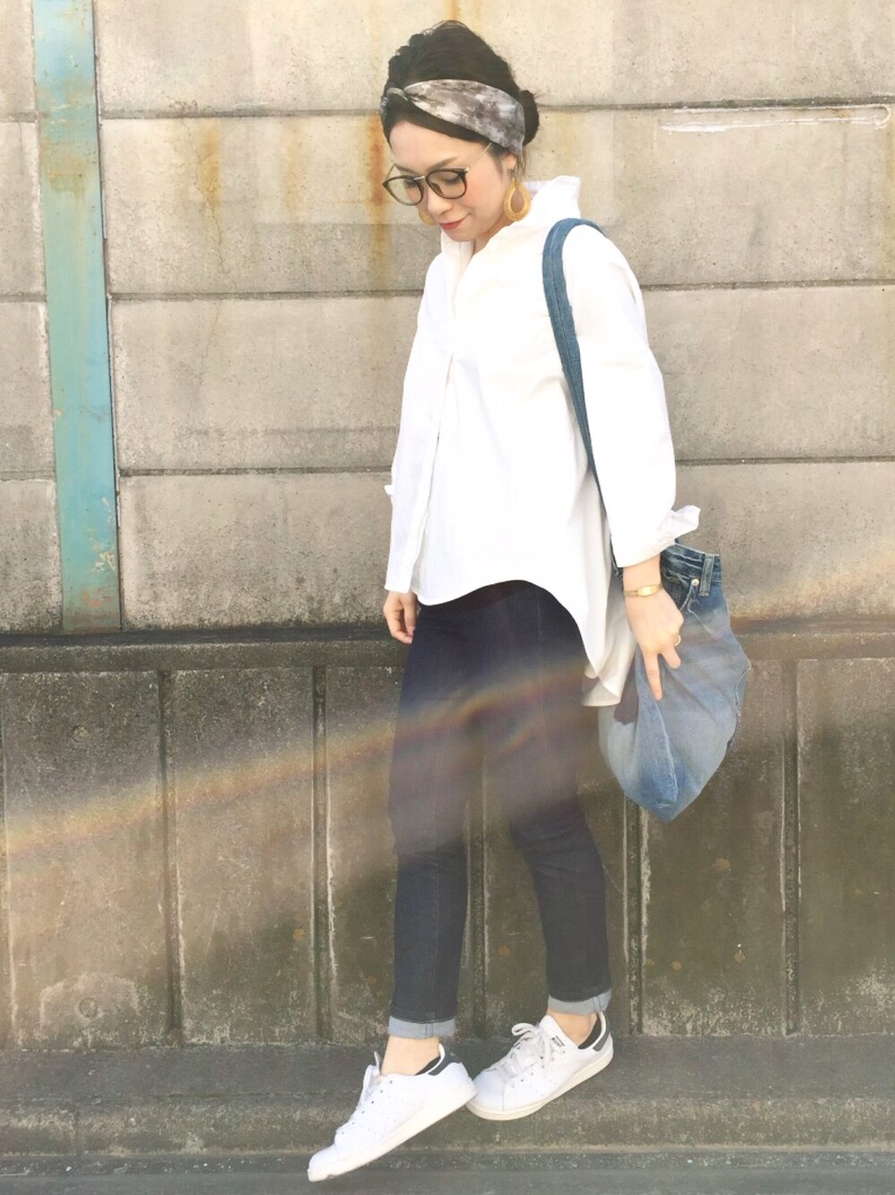 「シンプルコーデ、パンツスタイル、denim、スニーカー、シャツスタイル、ユニクロ、スキニーデニム、オフ会、服バカ、チビーズ✳︎」｜「SISLEYのポプリンAラインシャツ・ブラウスC1(otonaMUSE掲載）（シャツ/ブラウス、ホワイト系）」を使った、kanaさん（レディース・154cm）の春コーディネートの1枚目の写真