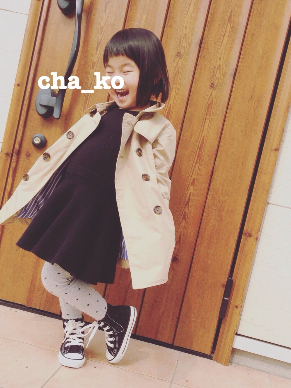 「キッズファッション、おんなのこ、トレンチコート、kids、4歳」｜「apres les coursのlight weight spring トレンチコート（トレンチコート、ベージュ系）」を使った、gen_cha-koさん（キッズ・100cm）の春コーディネートの1枚目の写真