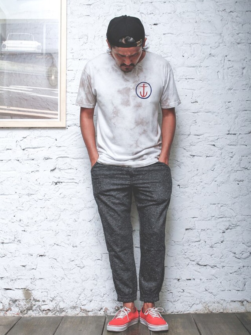 グレー系のTシャツ/カットソー、レッド系のその他シューズを着用したメンズの夏コーディネートの1枚目の写真