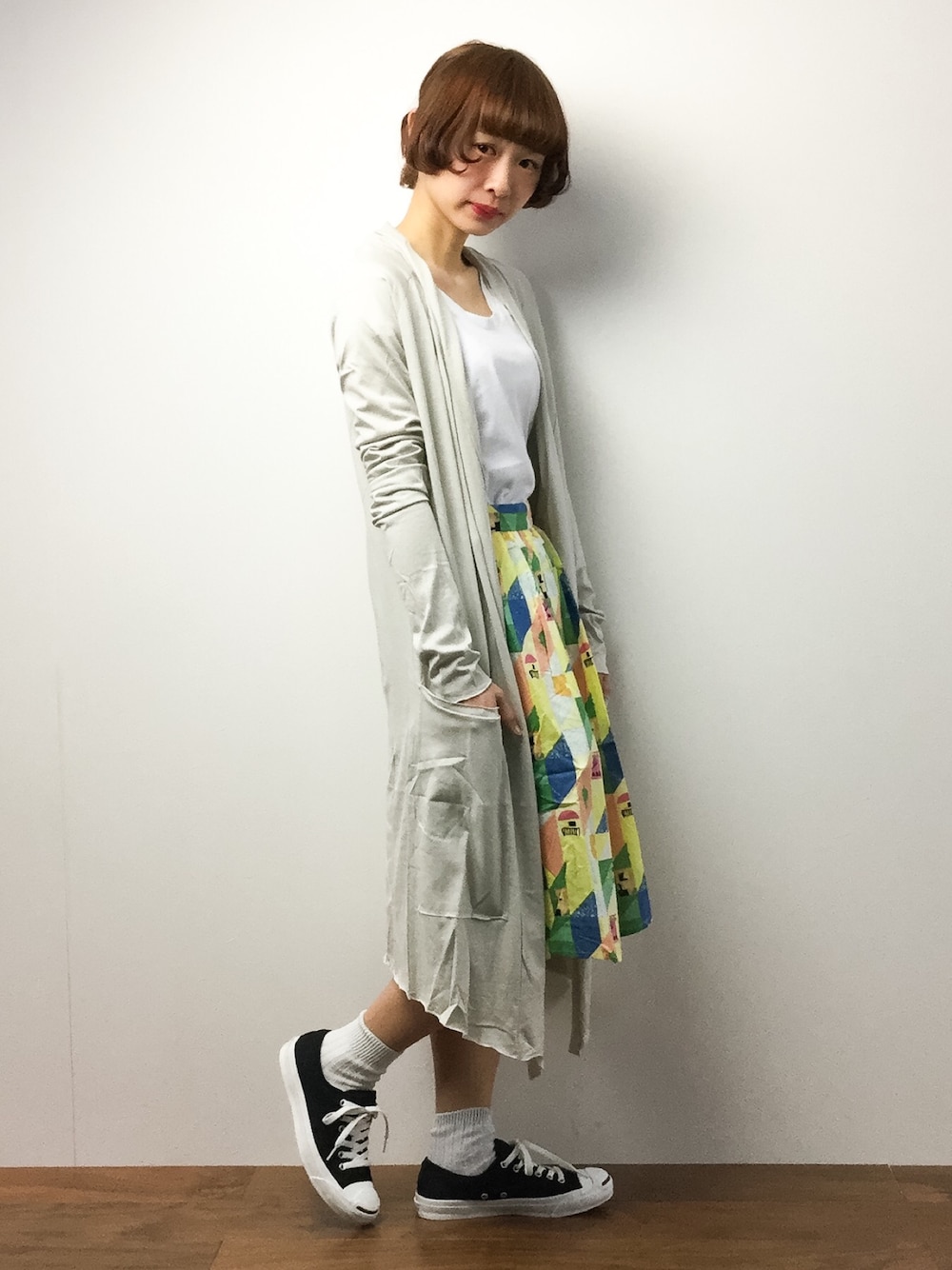 「カーディガン、スニーカー、柄、converse、ロングカーディガン、ジャックパーセル、春、春コーデ、カジュアルコーデ、はるコーデ」｜「AZUL ENCANTOの40/‐JP天竺半袖PO（Tシャツ/カットソー、ホワイト系）」を使った、チョコビさん（レディース・154cm）の春コーディネートの1枚目の写真