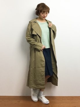 「ホワイトスニーカー」｜「アイテム（トレンチコート）」を使った、チョコビさん（レディース・154cm）の春コーディネート