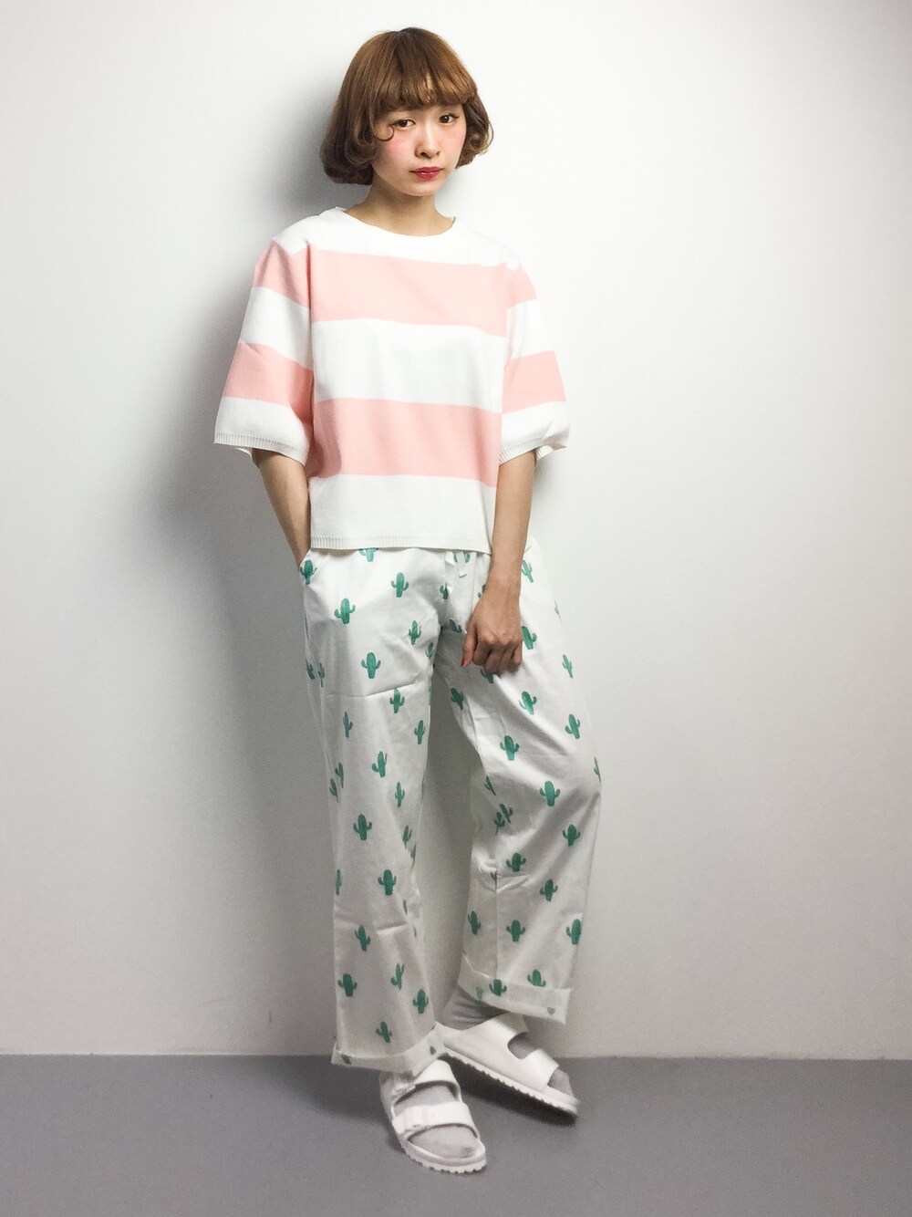 ピンク系のその他トップス、ホワイト系のその他パンツを着用したレディースの春コーディネートの1枚目の写真