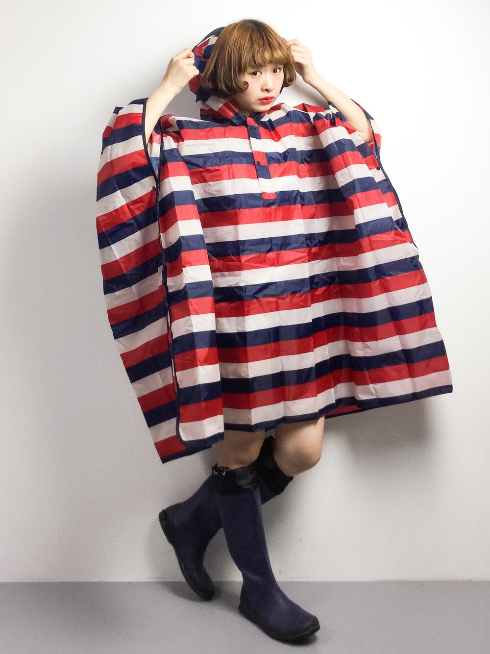 「ボーダー、レインブーツ、長靴、雨の日、ポンチョ、rainy、雨、レインコート、雨の日コーデ、ちょこびおすすめ」｜「GEORGE'SのDanke レインケープ（レインコート/ポンチョ、その他）」を使った、チョコビさん（レディース・154cm）の春コーディネートの1枚目の写真