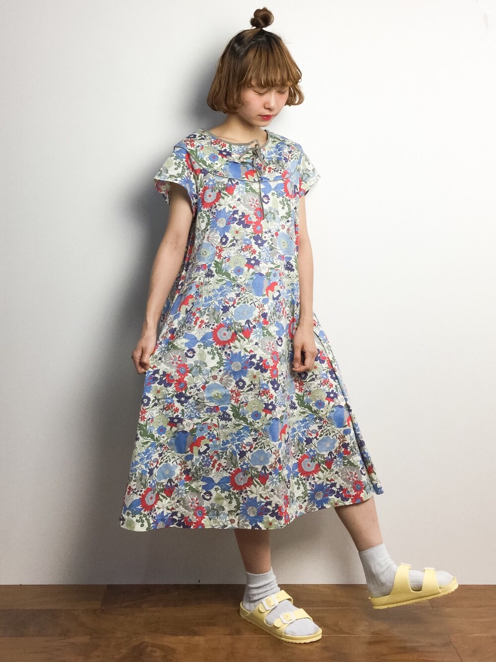 「ワンピース、花柄、白ソックス、サンダル、お団子ヘアー、春コーデ、花柄ワンピース、サンダルに靴下、154cm、ちょこびおすすめ」｜「ADIEU TRISTESSEのリバティフレアAラインワンピース（ワンピース、レッド系）」を使った、チョコビさん（レディース・154cm）の春コーディネートの1枚目の写真