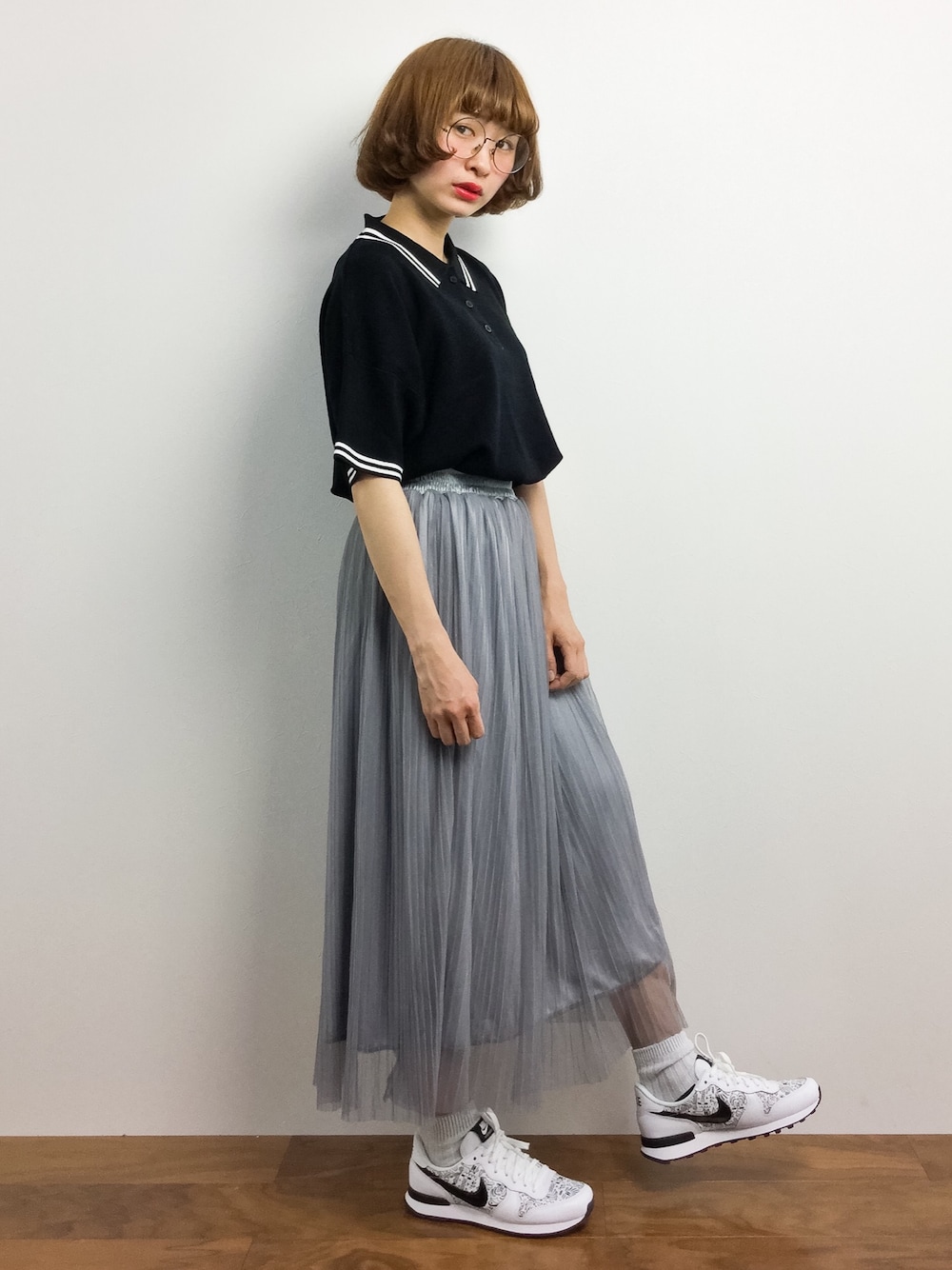 「NIKE、グレー、チュール、黒、チュールスカート、スニーカーコーデ、ポロシャツ、夏コーデ、ﾀﾞｰｸﾄｰﾝ、154cm」｜「LOWRYS FARMの１２Ｇラインポロニット　721328（ポロシャツ、ブラック系）」を使った、チョコビさん（レディース・154cm）の春コーディネートの1枚目の写真