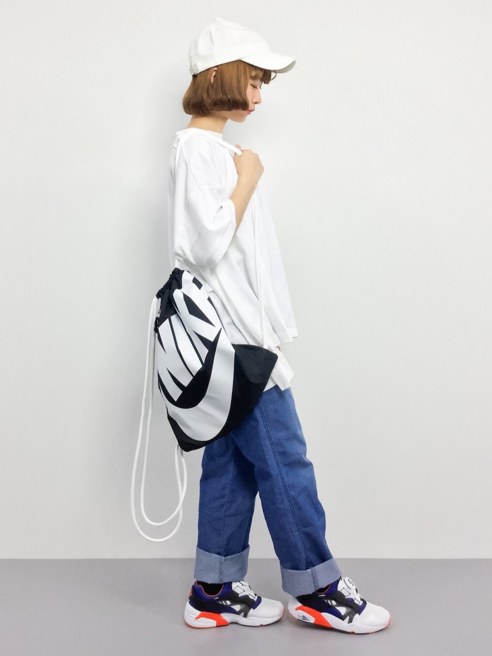 「デニム、スニーカーコーデ、メンズライク、パンツスタイル、ナップサック、白Tシャツ、無地T、オルチャンファッション、白キャップ、ちょこびおすすめ」｜「HeatherのAWESOMEカラーCAP  722783（キャップ、ホワイト系）」を使った、チョコビさん（レディース・154cm）の春コーディネートの1枚目の写真