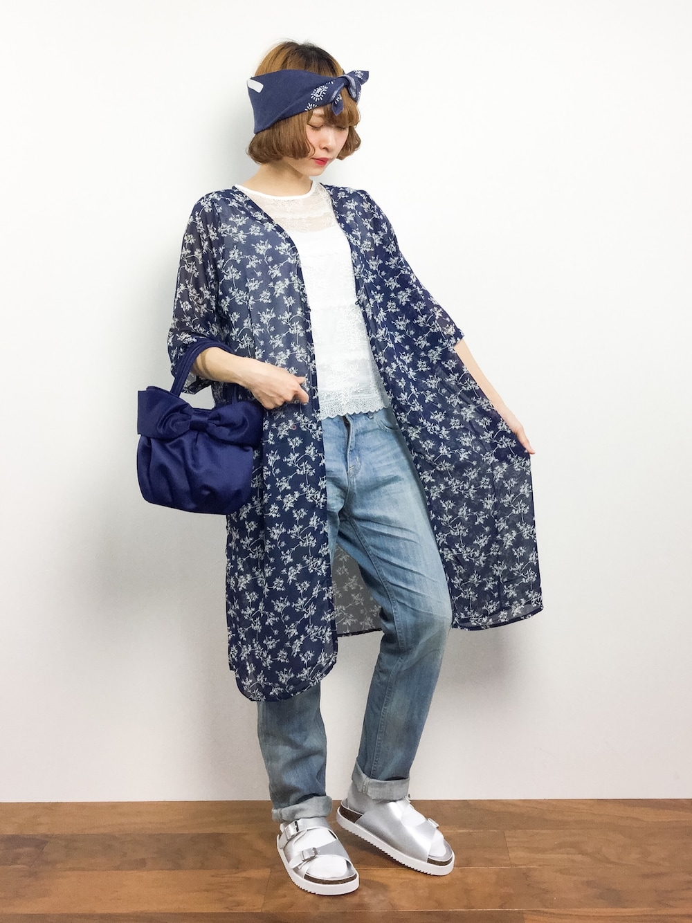 「デニム、カジュアル、レース、デニムパンツ、バンダナ、サンダル、ロングカーディガン、厚底サンダル、花柄カーディガン、154cm」｜「mysticの【mystic】カットレースフリル袖プルオーバー（シャツ/ブラウス、ホワイト系）」を使った、チョコビさん（レディース・154cm）の春コーディネートの1枚目の写真
