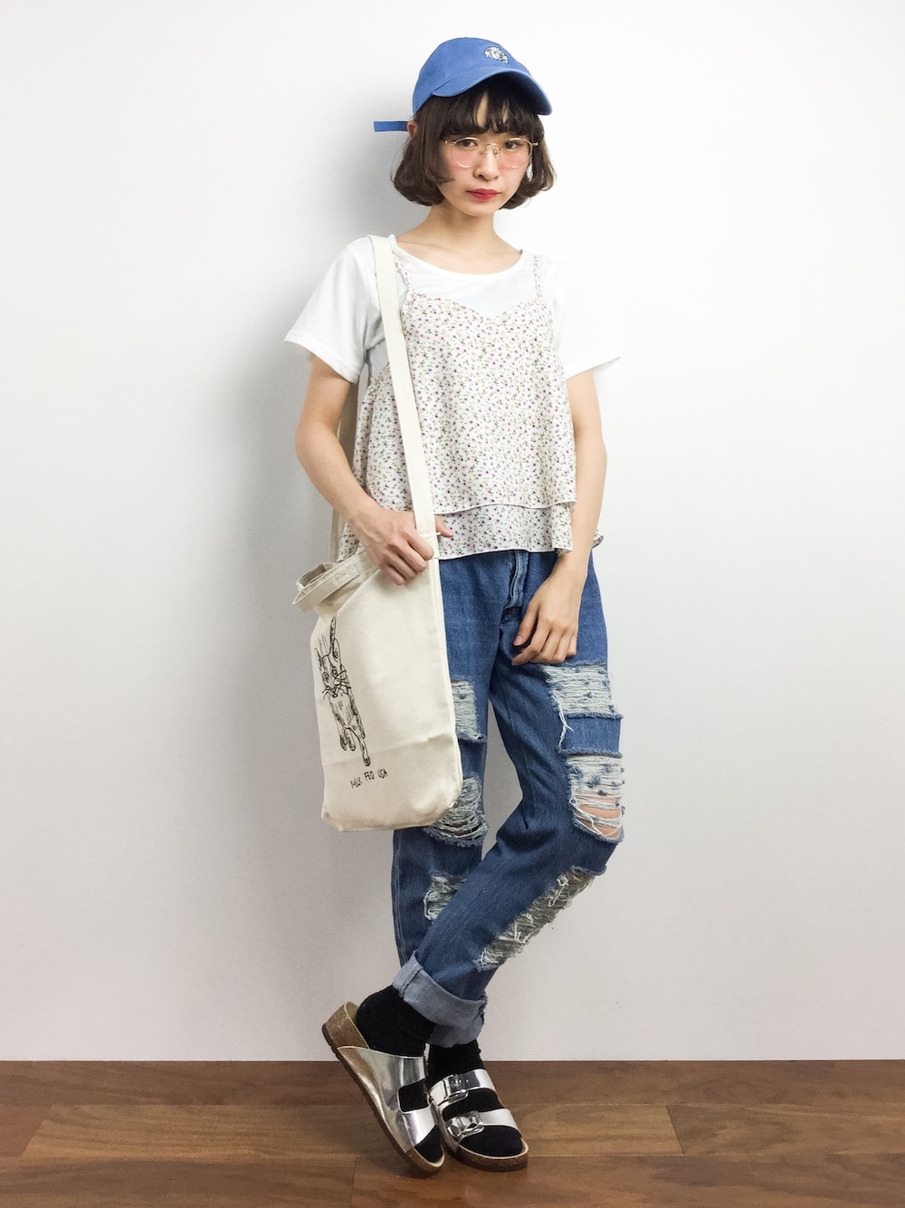 「夏、めがね、サンダル、ショルダーバック、キャミソール、ダメージデニムパンツ、夏コーデ、デニムキャップ、154cm、ちょこびおすすめ」｜「Little sunny biteのLittle sunny bite/リトルサニーバイト/別注Polo Cap（キャップ、ブルー系）」を使った、チョコビさん（レディース・154cm）の夏コーディネートの1枚目の写真