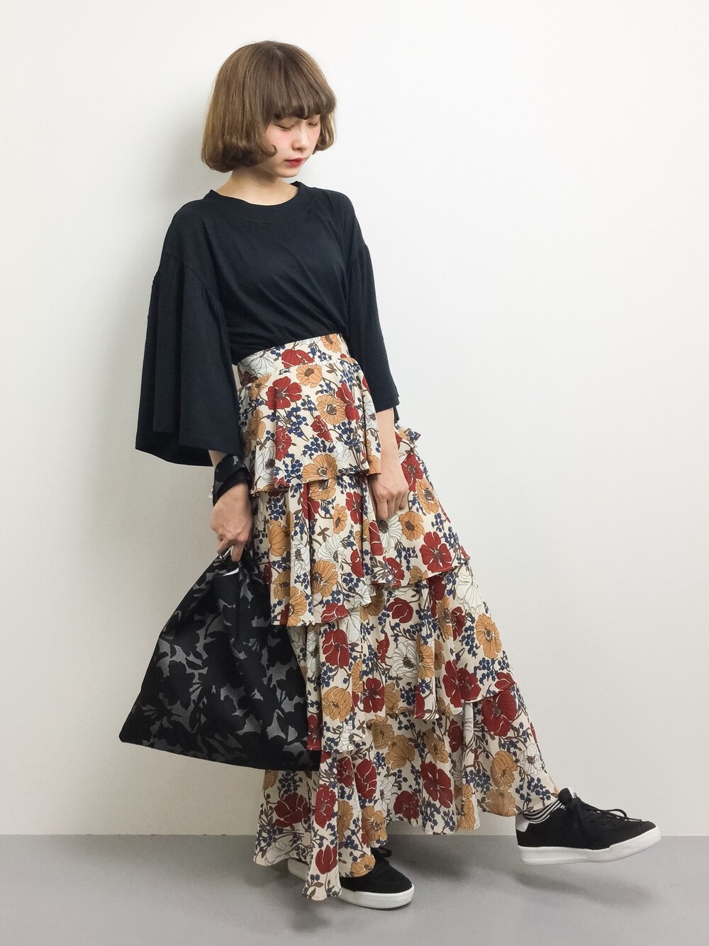 「スニーカー、トートバッグ、花柄、スニーカーコーデ、ロングスカート、ootd、花柄スカート、黒Tシャツ、スニーカー×靴下、154cm」｜「ELFORBRの袖ビックフレアクルーネックプルオーバー（Tシャツ/カットソー、ブラック系）」を使った、チョコビさん（レディース・154cm）の夏コーディネートの1枚目の写真