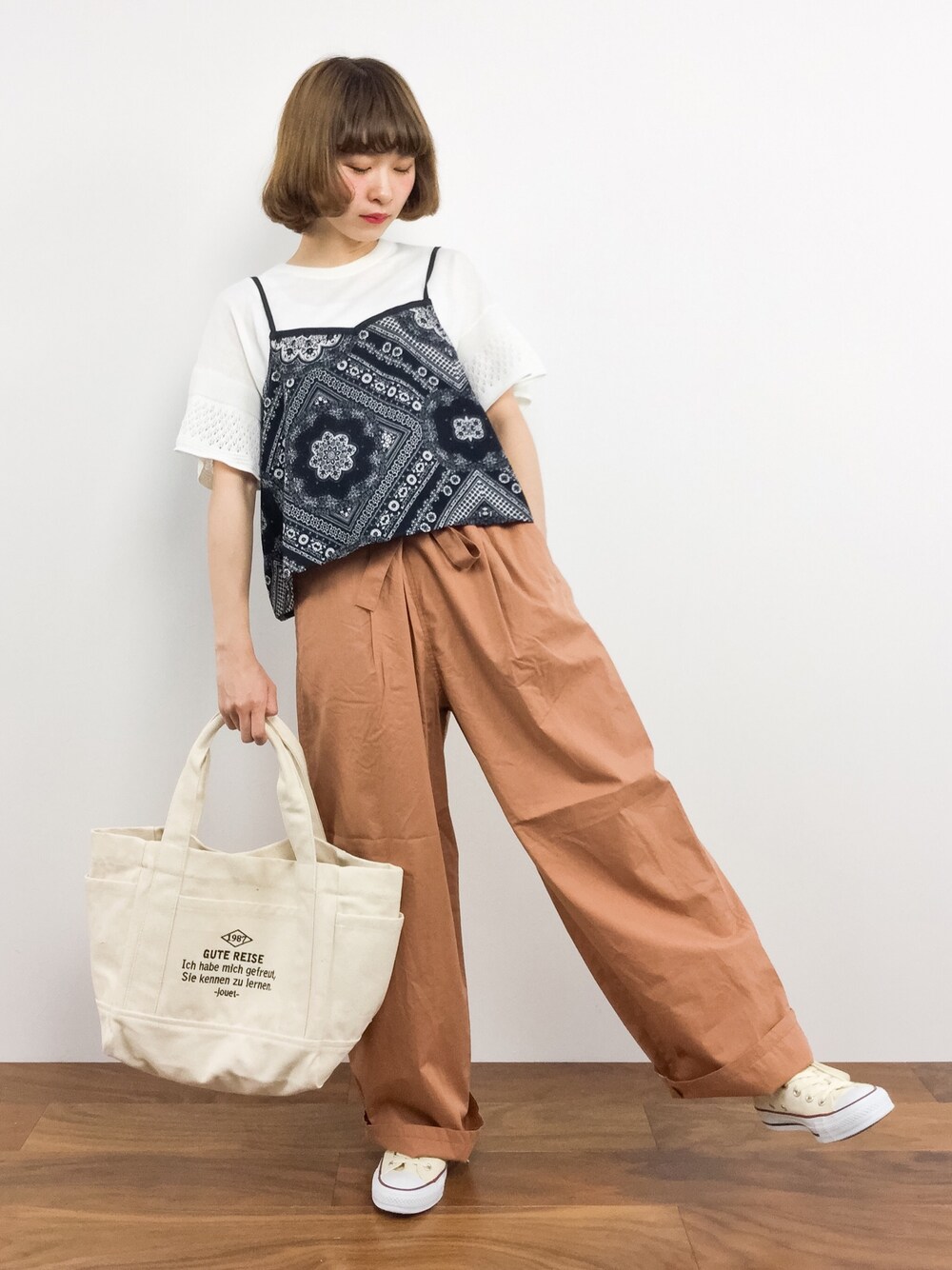 「トートバッグ、夏、キャミソール、パンツスタイル、ベージュパンツ、夏コーデ、低身長、キャミ×Tシャツ、夏カジュアル、154cm」｜「SHIPS for womenのTORRAZZO DONNA:ガラアミスリーブプルオーバー（ニット/セーター、ホワイト系）」を使った、チョコビさん（レディース・154cm）の夏コーディネートの1枚目の写真