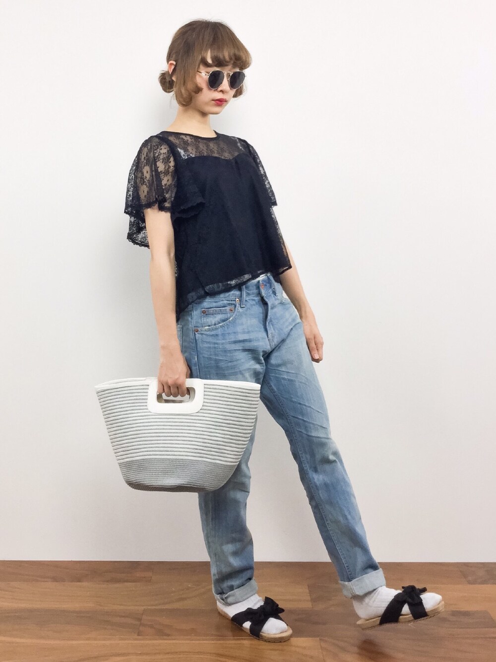 「サングラス、レース、デニムパンツ、サンダル、かごバッグ、夏コーデ、低身長、サンダルに靴下、サマーコーデ、黒レース」｜「one after another NICE CLAUPの総レースTシャツ（Tシャツ/カットソー、ブラック系）」を使った、チョコビさん（レディース・154cm）の夏コーディネートの1枚目の写真