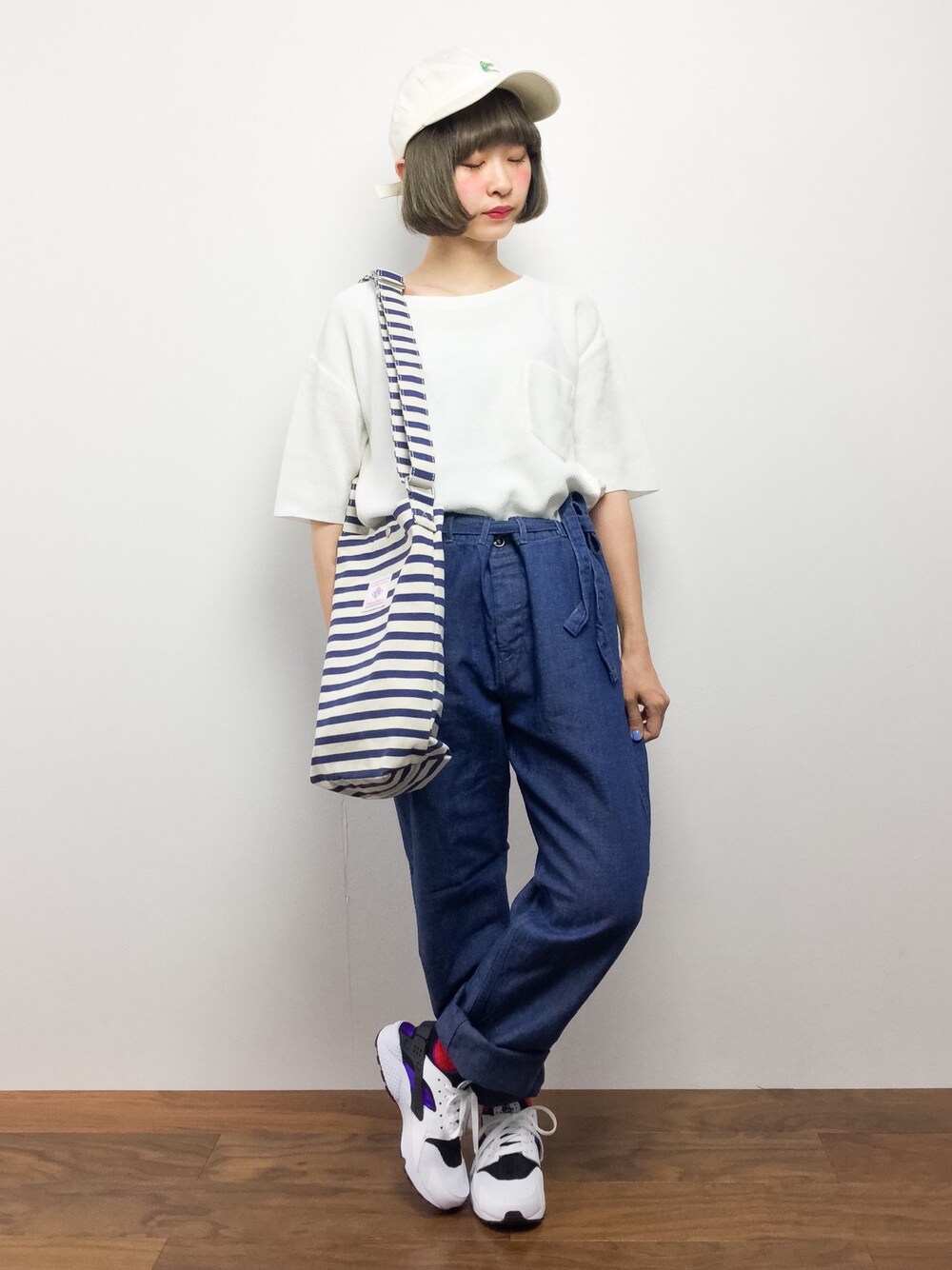 「スニーカーコーデ、デニムパンツ、夏コーデ、低身長、白Tシャツ、無地T、白キャップ、ハラチ、ちょこびおすすめ、ちょこび」｜「CHILD WOMANのワニ刺繍CAP（キャップ、ホワイト系）」を使った、チョコビさん（レディース・154cm）の夏コーディネートの1枚目の写真