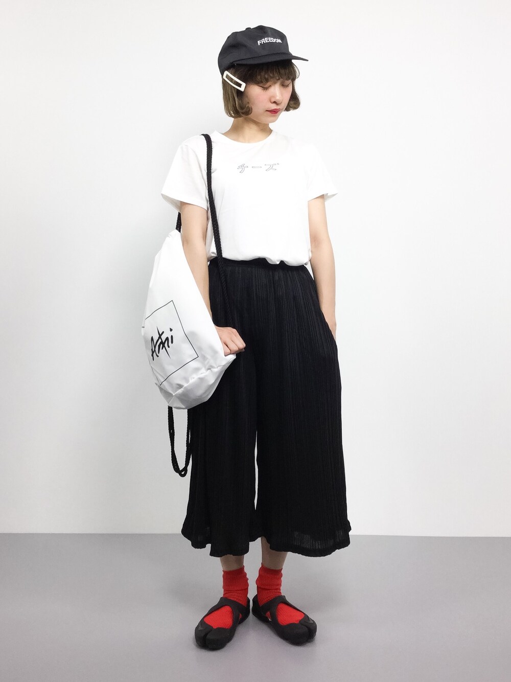 「ロゴT、NIKE、夏、モノトーン、赤い靴下、モノトーンコーデ、夏コーデ、白Tシャツ、プリーツパンツ、ちょこびおすすめ」｜「Factor=のFactor= FREEDOM刺繍キャップ（キャップ、ブラック系）」を使った、チョコビさん（レディース・154cm）の夏コーディネートの1枚目の写真