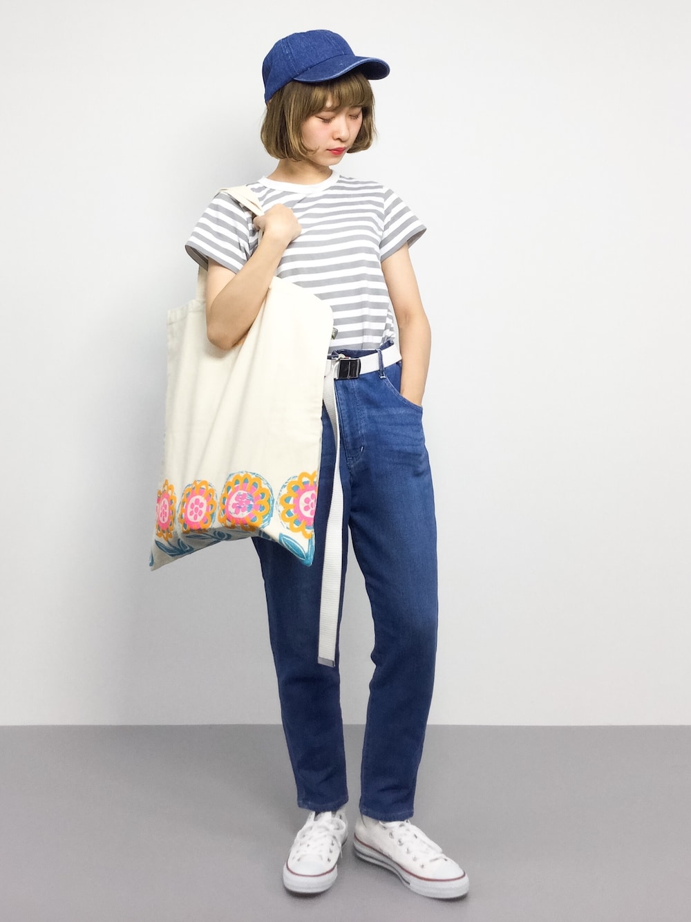 「トートバッグ、ボーダー、メンズライク、デニムパンツ、低身長、ボブ、ガチャベルト、デニムキャップ、グレーボーダー、チビーズ✳︎」｜「URBAN RESEARCH DOORS WOMENSのNEWHATTAN NEWHATTAN CAP（キャップ、ブルー系）」を使った、チョコビさん（レディース・154cm）の夏コーディネートの1枚目の写真
