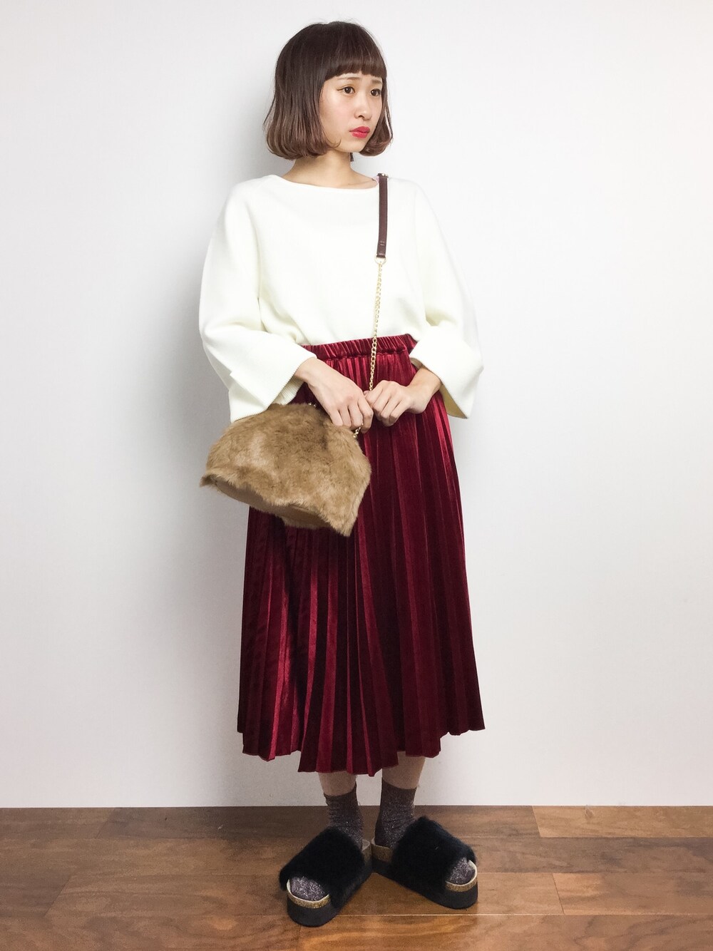 ホワイト系のニット/セーター、レッド系のスカート、ベージュ系のショルダーバッグを着用したレディースの秋コーディネートの1枚目の写真