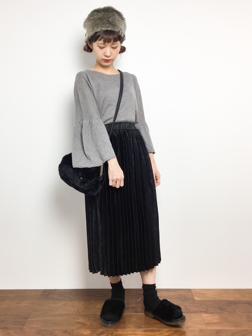 「スカート、秋のコーデ、黒、ベロア、プリーツスカート、ファー帽子、低身長、秋、秋コーデ、ファーサンダル」｜「FREAK'S STOREのフェイクファーロシアンハット                  （ハット、グレー系）」を使った、チョコビさん（レディース・154cm）の秋コーディネートの1枚目の写真