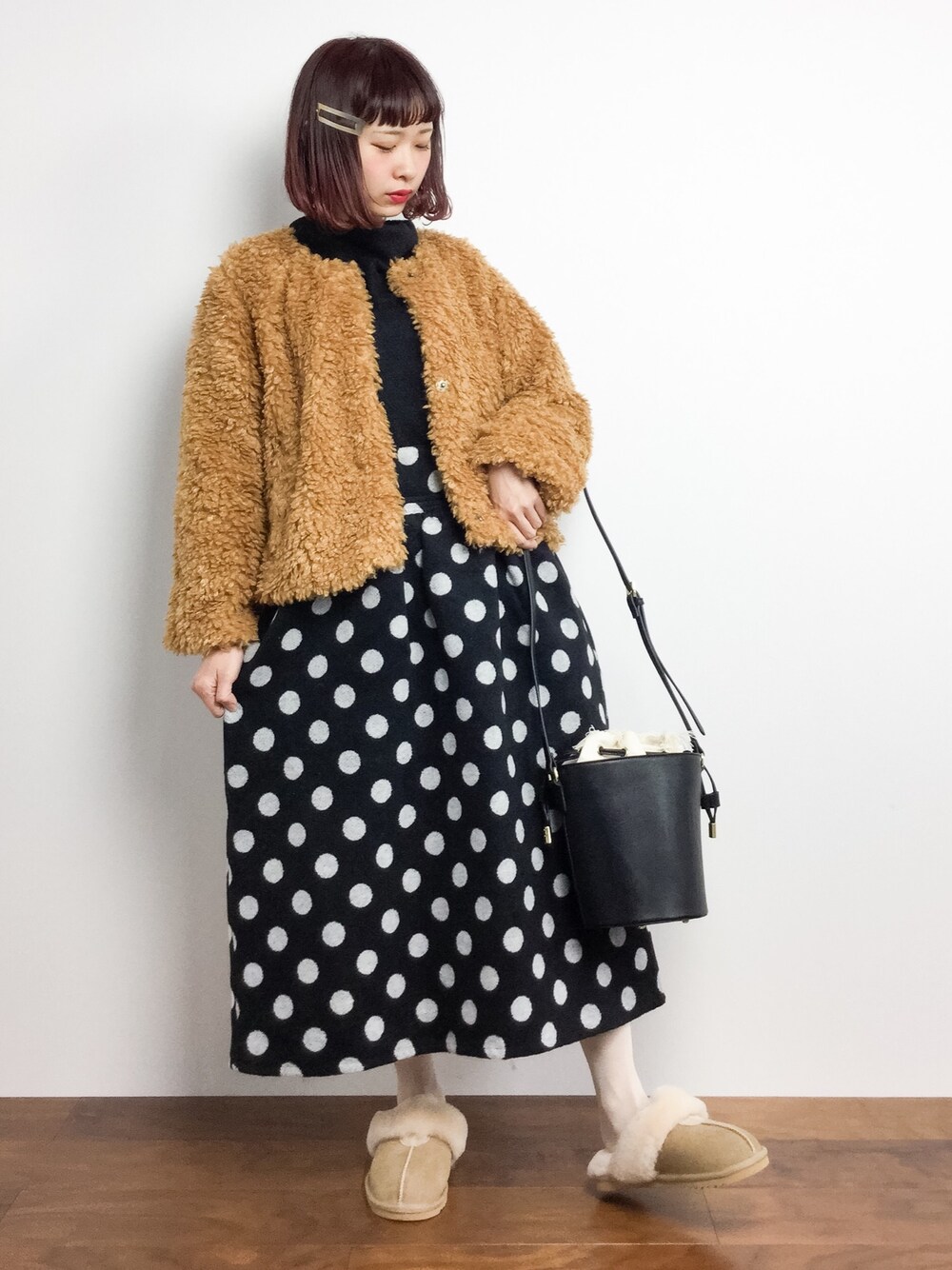 「ニット、ドット、ムートンブーツ、ファーコート、キャメル、もこもこ、黒ニット、秋、秋コーデ、ちょこびおすすめ」｜「MERLOTのドット柄サスペンダー付きスカート2535（スカート、ブラック系）」を使った、チョコビさん（レディース・154cm）の秋コーディネートの1枚目の写真