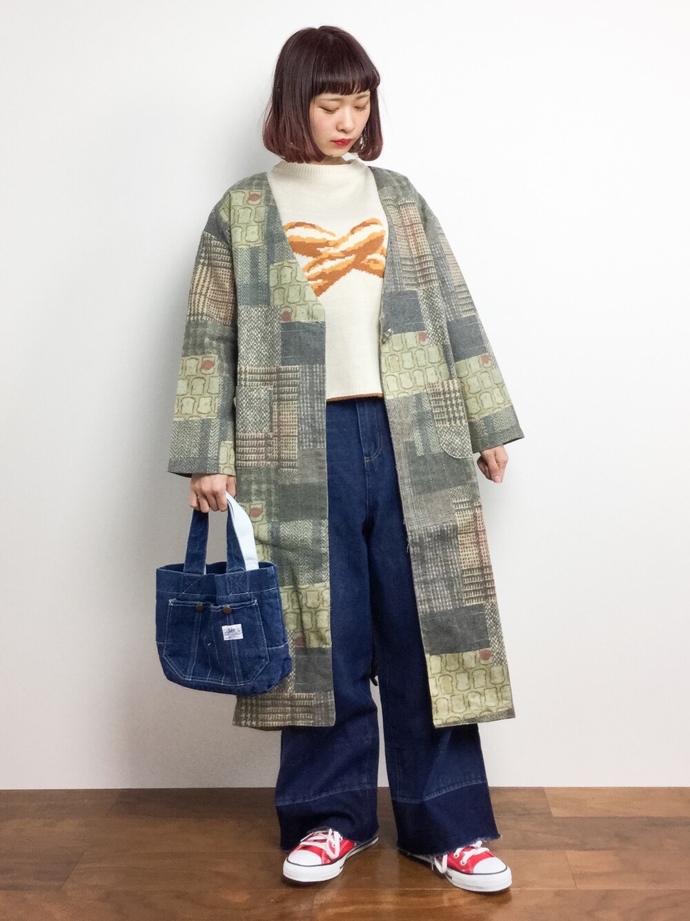 「コート、秋のコーデ、fashion、デニムパンツ、パン部、個性派、ボブ、秋コーデ、メルロー、ちょこびおすすめ」｜「MERLOTのフランスパンニットトップス2113（ニット/セーター、ベージュ系）」を使った、チョコビさん（レディース・154cm）の秋コーディネートの1枚目の写真