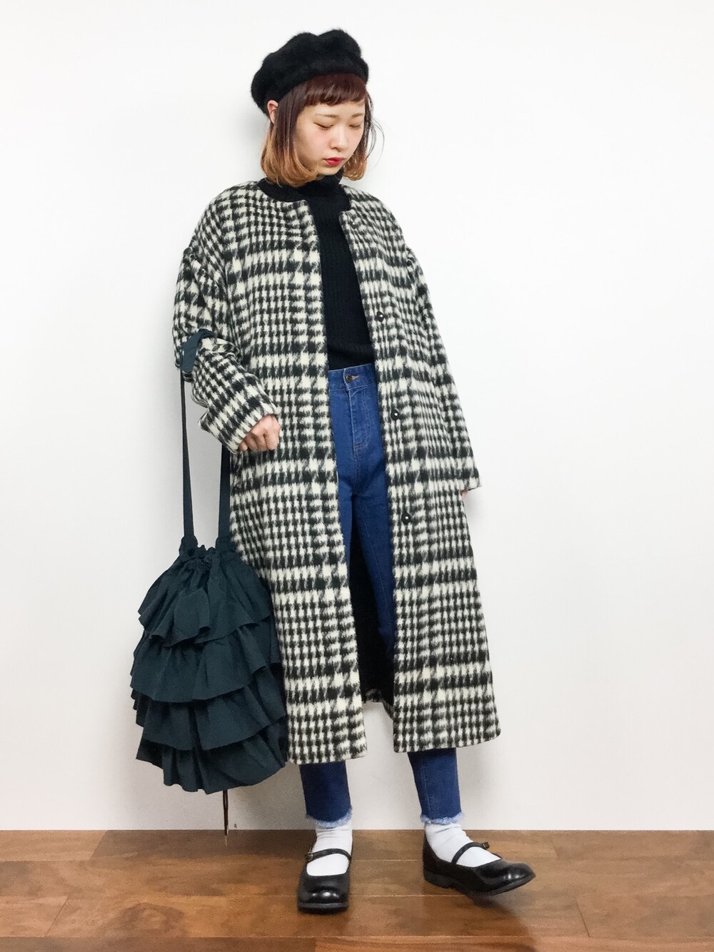 「コート、ベレー帽、冬、タートルネックニット、スキニーデニム、低身長、柄アウター、フリルトート、秋冬、秋冬コーデ」｜「MAJESTIC LEGONの★WEB限定★ロングスリーブタートルニット（ニット/セーター、ブラック系）」を使った、チョコビさん（レディース・154cm）の秋コーディネートの1枚目の写真