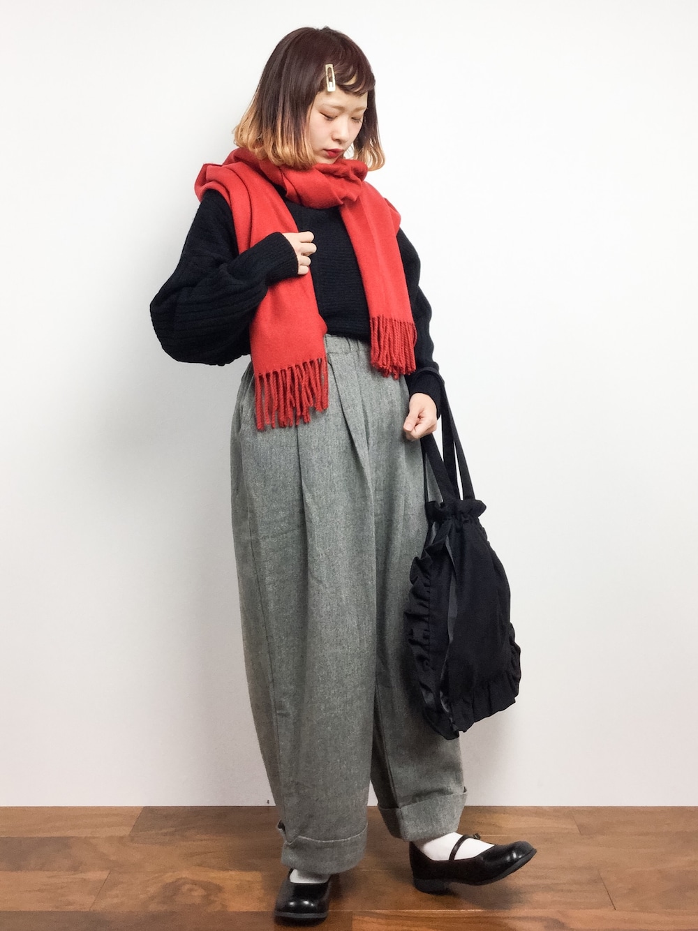 グレー系のその他パンツ、ブラック系のニット/セーター、ブラック系のトートバッグを着用したレディースの秋コーディネートの1枚目の写真