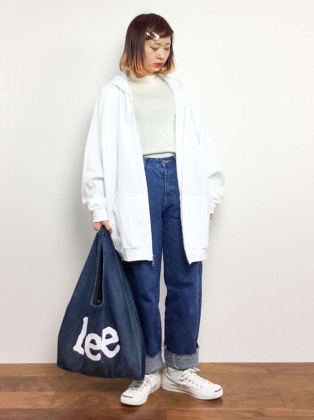 「トートバッグ、パーカー、休日スタイル、デニムパンツ、ラフ、白ニット、冬、ビックシルエット、ボブ、白パーカー」｜「ChicoのフリンジストレートデニムPT（デニムパンツ、ブルー系）」を使った、チョコビさん（レディース・154cm）の秋コーディネートの1枚目の写真
