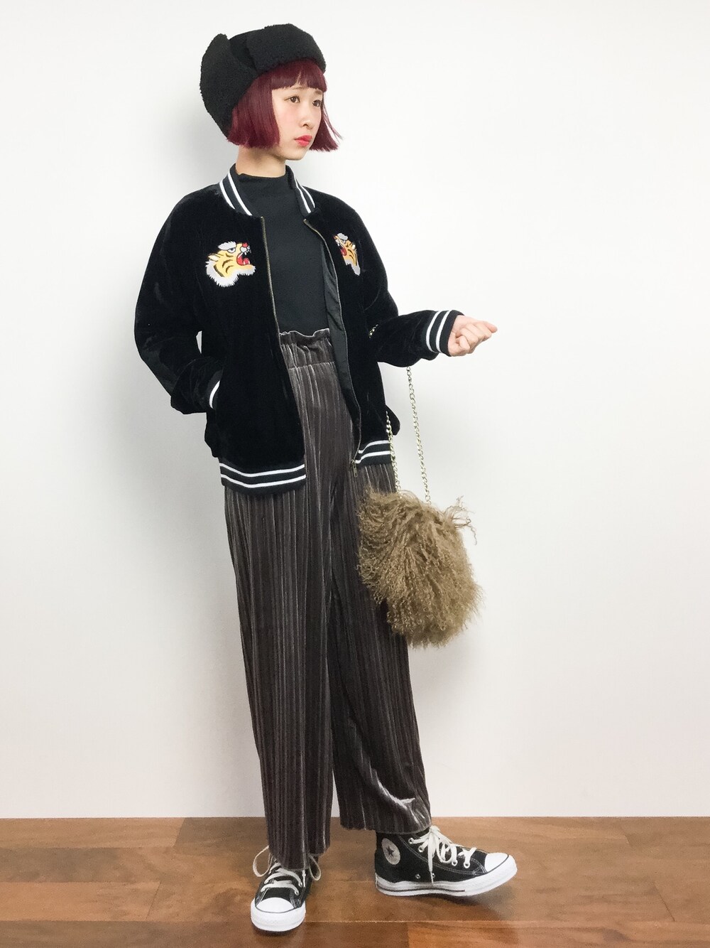 「ブルゾン、コンバース、converse、冬コーデ、ハイカットスニーカー、冬、チェーンバッグ、低身長、冬のコーデ、ベロアパンツ」｜「MERLOTのハイゲージリブハイネックトップス4197（Tシャツ/カットソー、ブラック系）」を使った、チョコビさん（レディース・154cm）の冬コーディネートの1枚目の写真