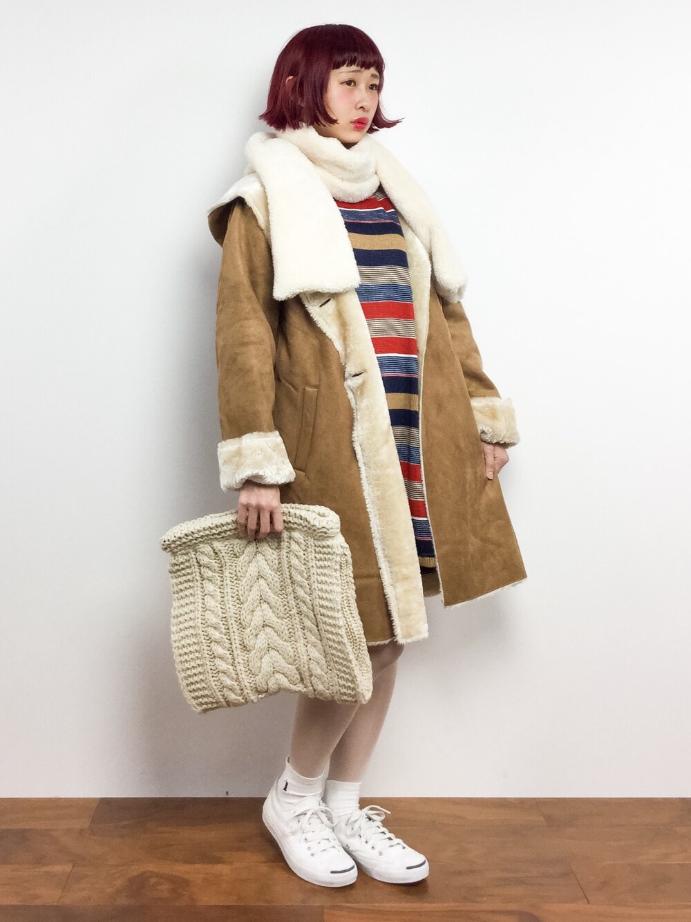 「スニーカー、ワンピース、マフラー、冬コーデ、寒い、お出かけコーデ、ムートンコート、冬、柄ワンピース、ボブ」｜「coenのフリースマフラー（マフラー、ホワイト系）」を使った、チョコビさん（レディース・154cm）の冬コーディネートの1枚目の写真