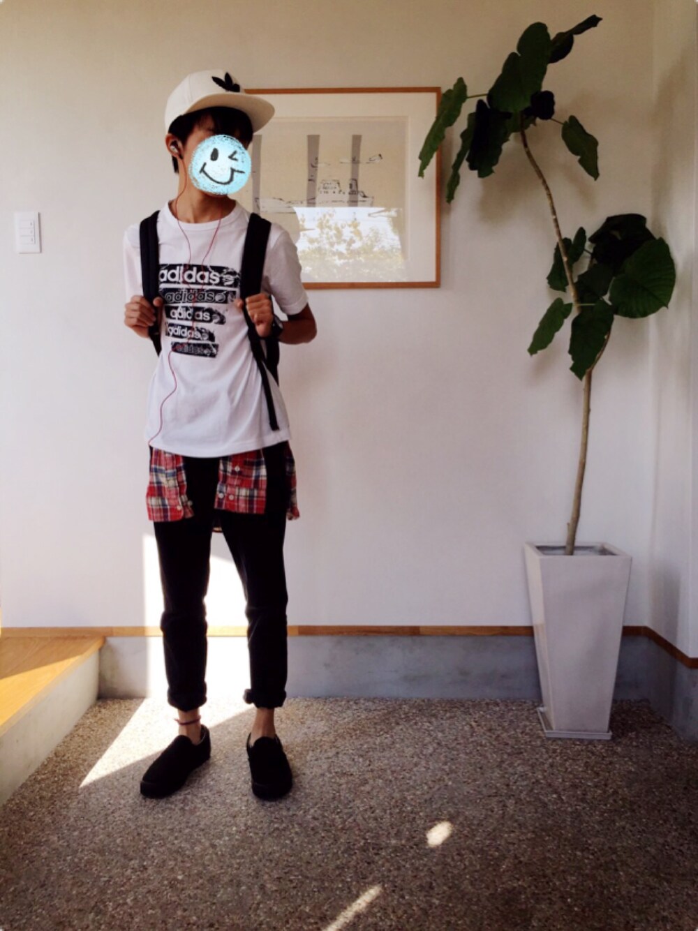 「シンプル、秋服、チェックシャツ、スポーツミックス、ラブ＆ピース2015、DEMIROCK2、シンプルコーデ、キャップ、スリッポン、ONE OK ROCK」｜「adidasのadidas AC CAP TREFOIL FLAT（キャップ、ホワイト系）」を使った、ぺーたーさん（メンズ・163cm）の秋コーディネートの1枚目の写真