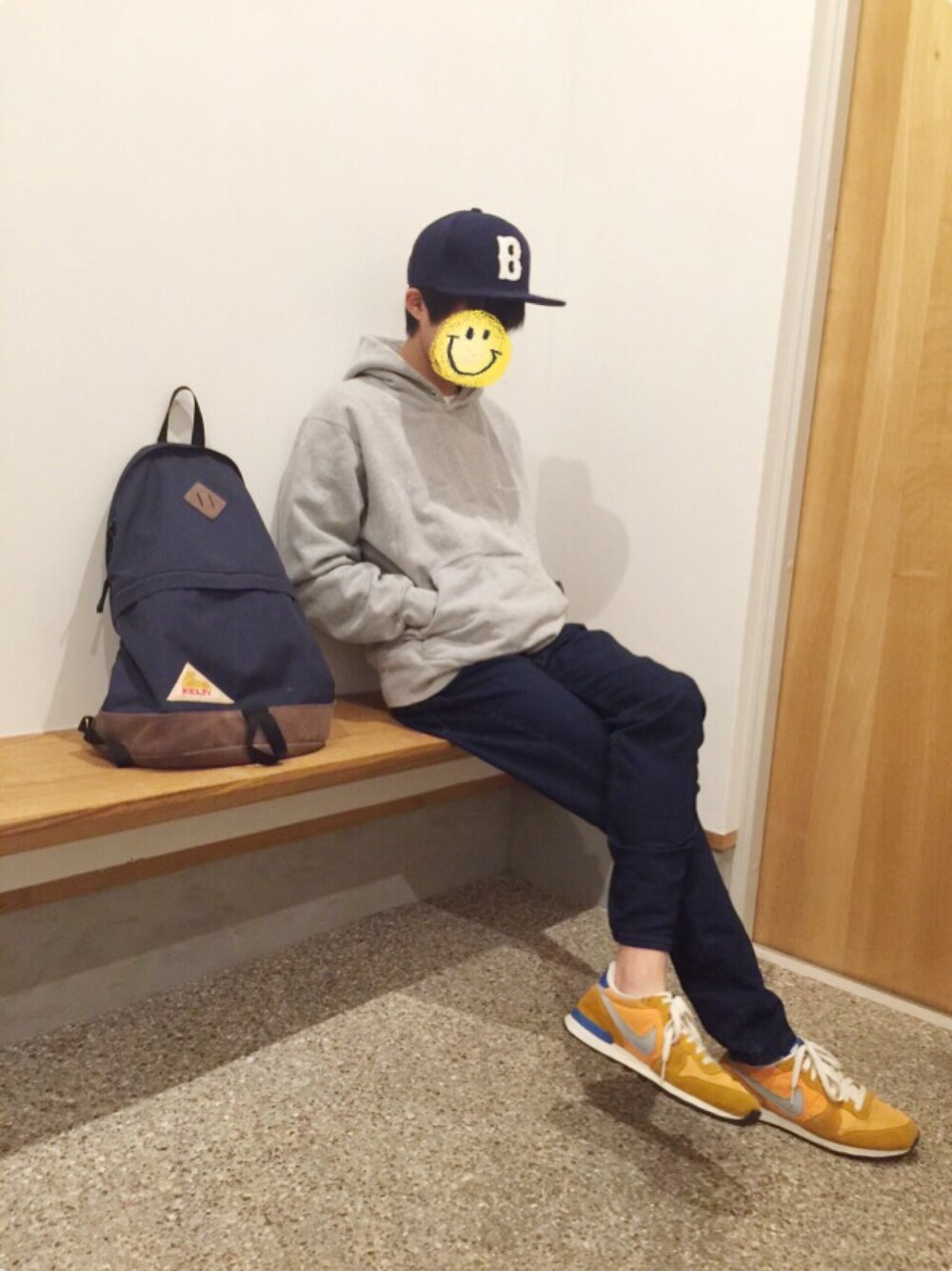 「デニム、ジーンズ、シンプル、シンプルコーデ、キャップ、パーカー、スニーカー、バックパック、スニーカーコーデ、秋冬」｜「NIKEのNIKE Low-tops & trainers（スニーカー、オレンジ系）」を使った、ぺーたーさん（メンズ・163cm）の秋コーディネートの1枚目の写真