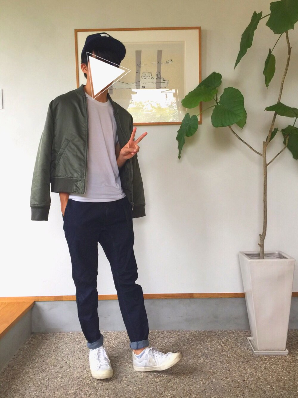 「デニム、ootd、秋のコーデ、シンプル、シンプルコーデ、スニーカー、白Tシャツ、MA-1、キャップ、ラブ＆ピース2016」｜「coenのストレッチスキニーデニムクライミングパンツ（デニムパンツ、ブルー系）」を使った、ぺーたーさん（メンズ・162cm）の秋コーディネートの1枚目の写真