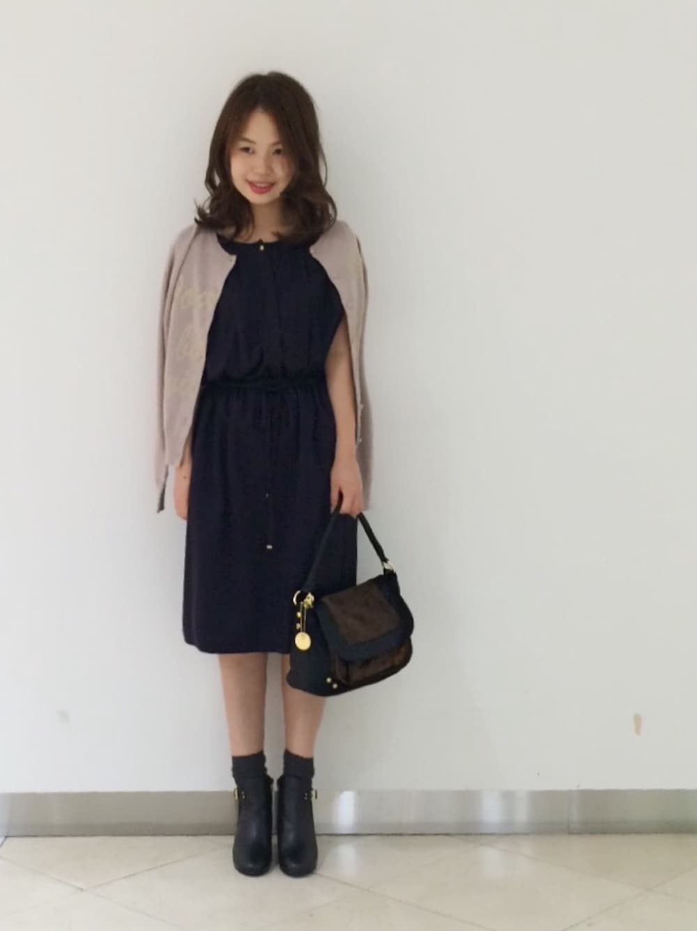 カーディガン/ボレロを使った「ひざ丈ワンピース」の人気