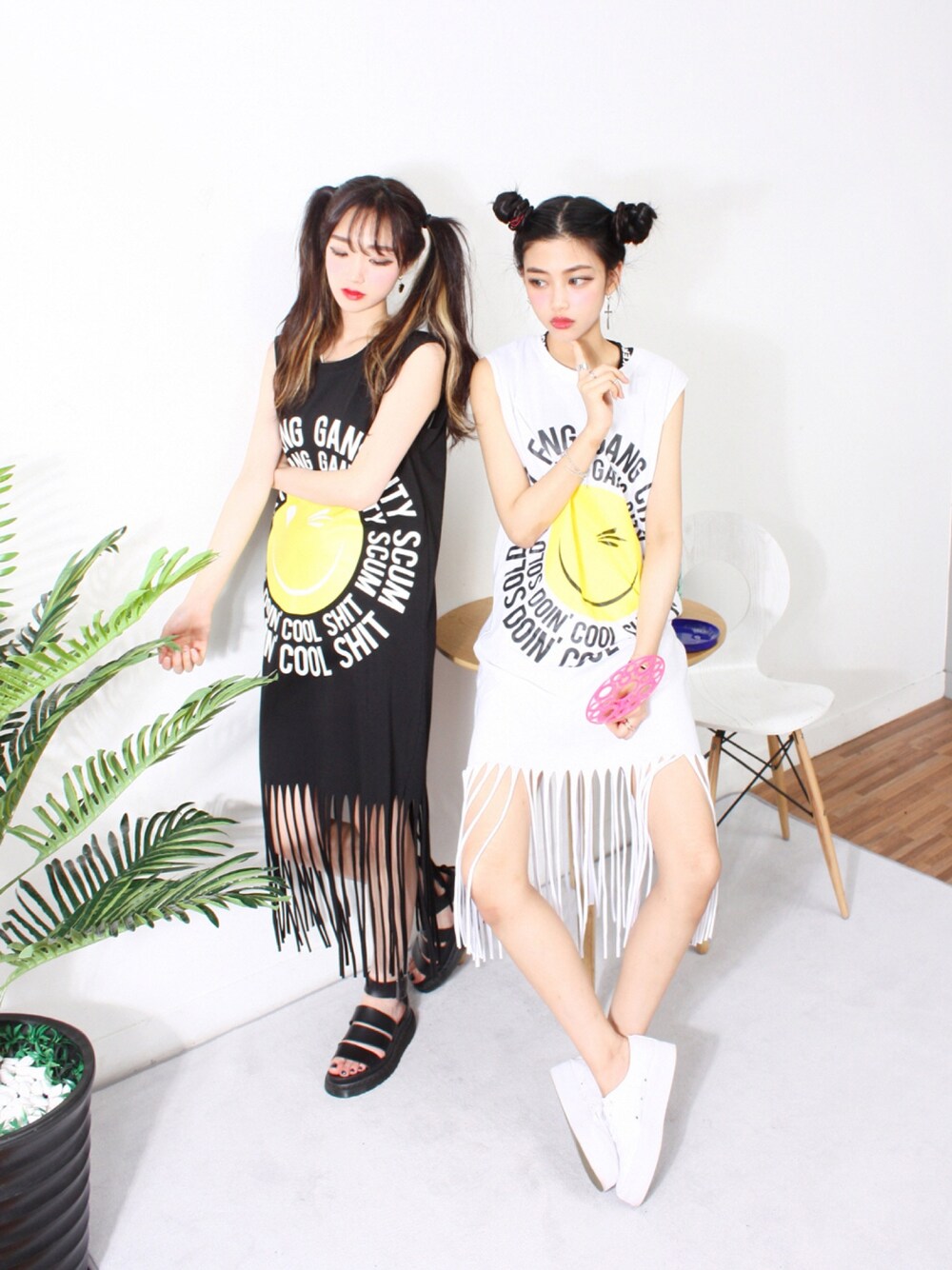 ホワイト系のドレスを着用したレディースの夏コーディネートの1枚目の写真