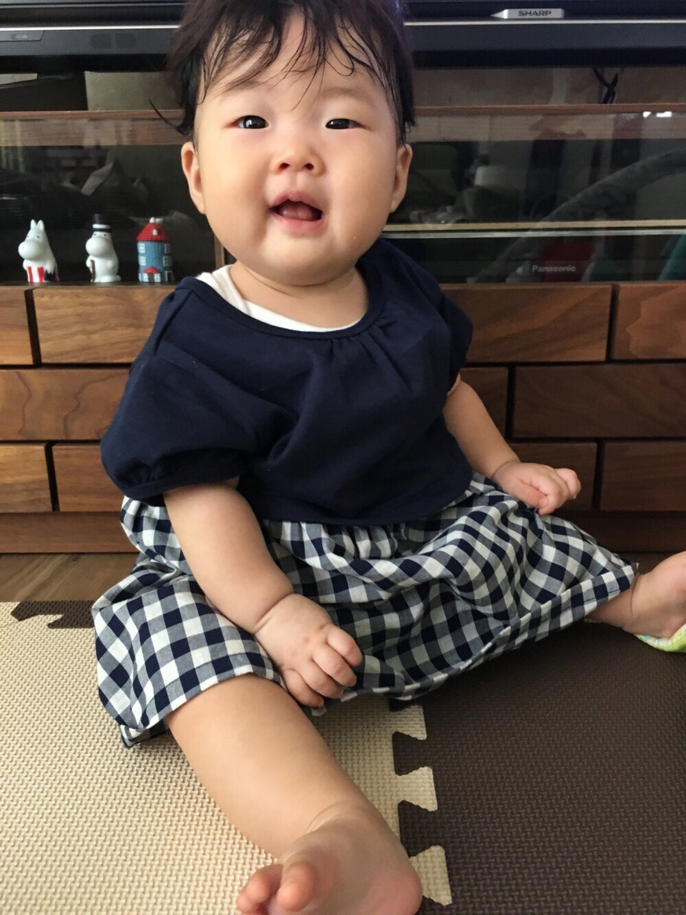 ブルー系のチュニック、ブラック系のバックパック/リュック、その他のママ&ベビーを着用したキッズの夏コーディネートの1枚目の写真