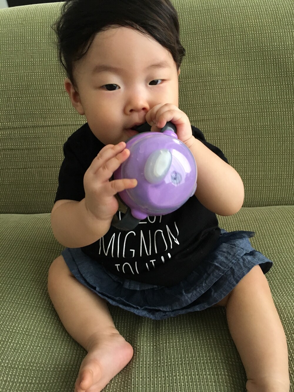 ブラック系のTシャツ/カットソー、ブルー系のママ&ベビー、その他のママ&ベビーを着用したキッズの秋コーディネートの1枚目の写真