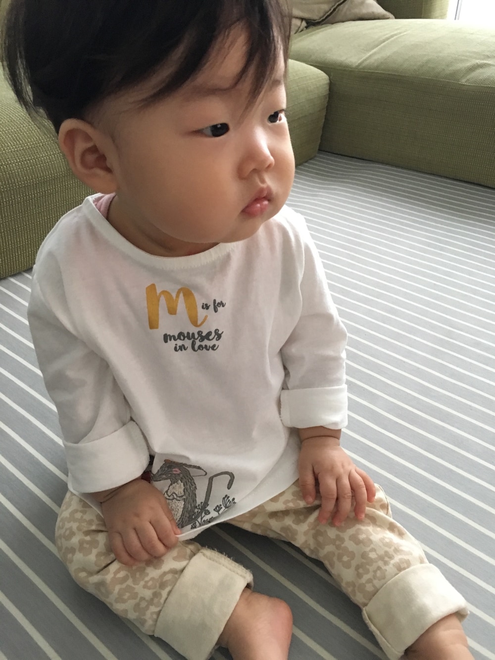 ホワイト系のTシャツ/カットソー、ベージュ系のその他パンツ、その他のママ&ベビーを着用したキッズの秋コーディネートの1枚目の写真