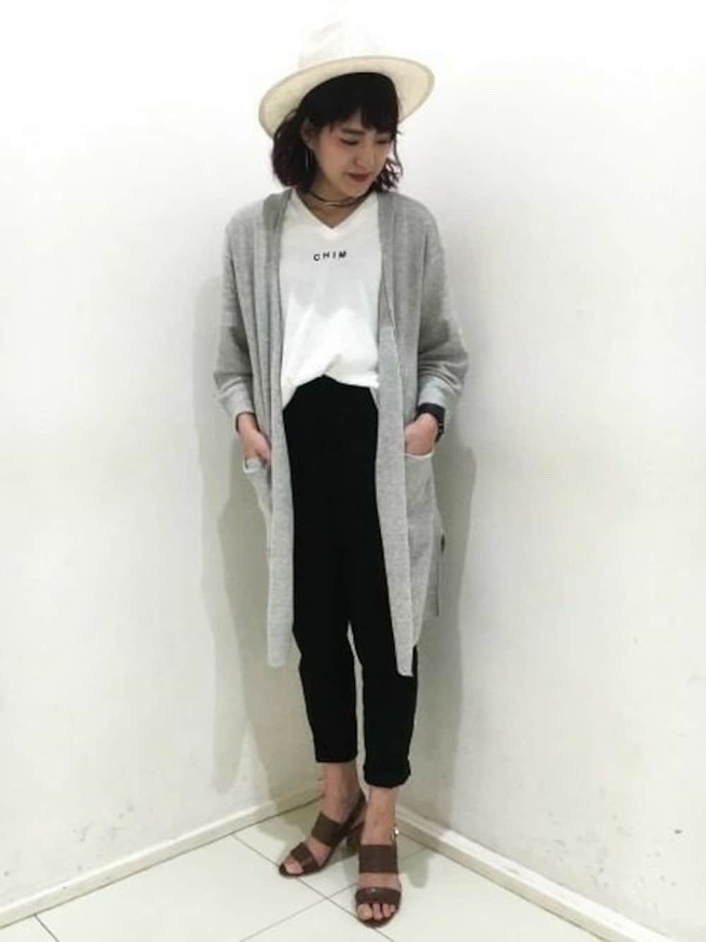 「カーディガン、パンツ、ロゴT、Tシャツ、テーパード、トラウザー、ジーナシス、帽子、サンダル、ロングカーディガン」｜「JEANASISの　【6/3めざましテレビ放映アイテム】VネックロゴTEE/723637 （Tシャツ/カットソー、ホワイト系）」を使った、★JEANASIS神戸マルイSTAFF2さん（レディース・158cm）の夏コーディネートの1枚目の写真