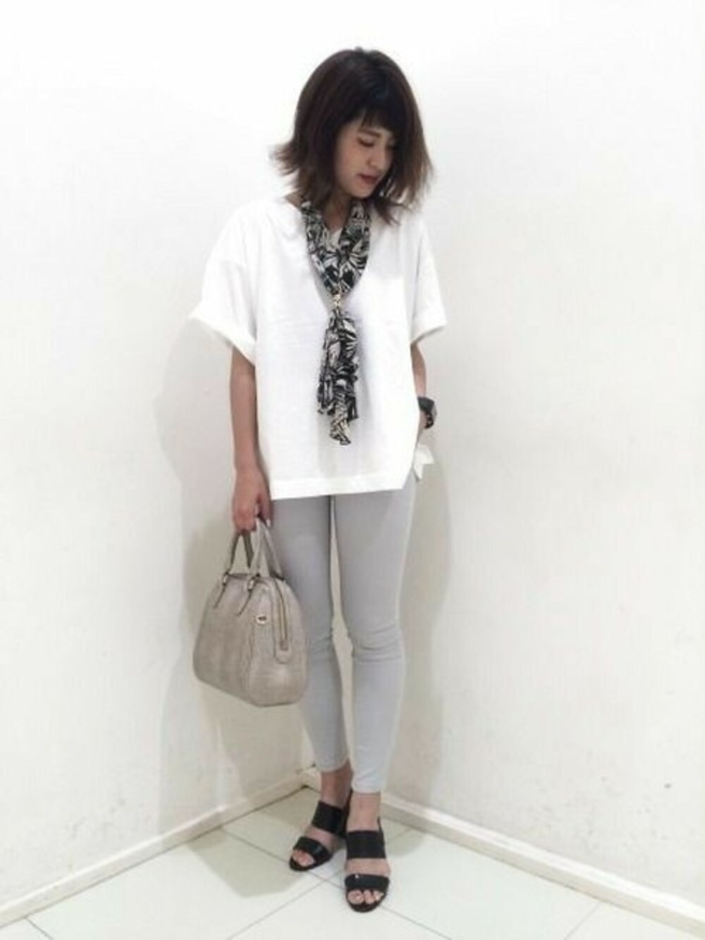 「パンツ、トレンド、スキニー、Tシャツ、バッグ、ジーナシス、スカーフ、夏コーデ、スカーフアレンジ、スッキリコーデ」｜「JEANASISのBASIC V TEE/726448（Tシャツ/カットソー、ホワイト系）」を使った、★JEANASIS神戸マルイSTAFF2さん（レディース・158cm）の夏コーディネートの1枚目の写真