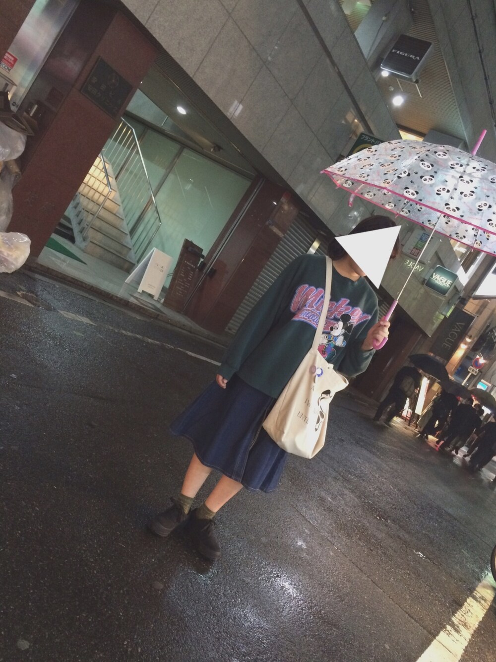 「雨の日コーデ、ラクチンコーデ、古着、キャラクター、サントニブンノイチ」｜「usedのアイテム（トップス、グリーン系）」を使った、HANAさん（レディース・160cm）の春コーディネートの1枚目の写真