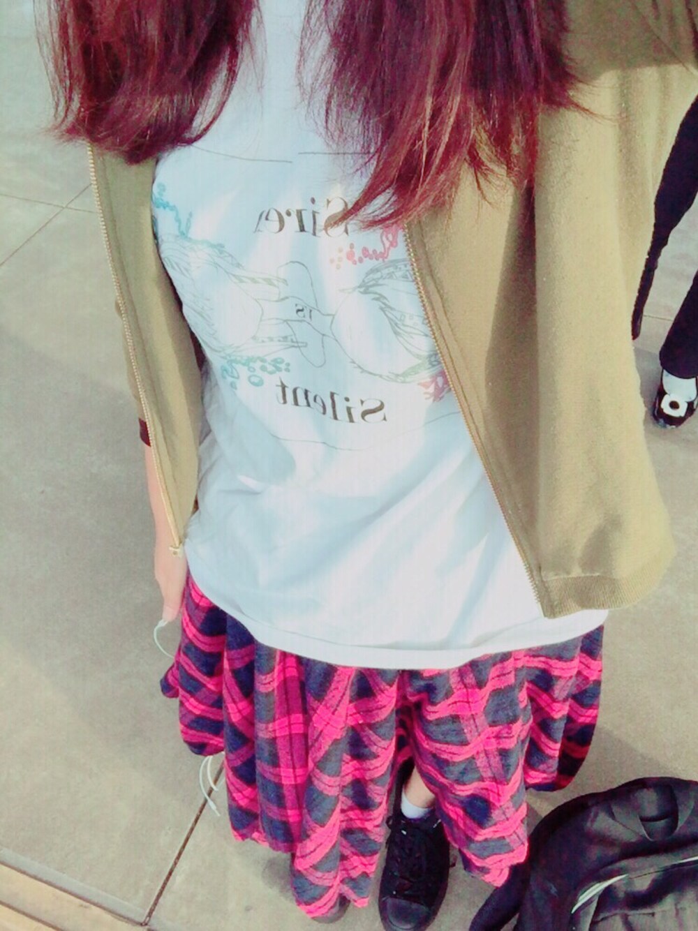 「通学、大学生、silent siren、秋色コーデ、眠い、赤チェックスカート、カーキアウター」｜「しまむらのアイテム（スカート、レッド系）」を使った、うん子さん（レディース・152cm）の秋コーディネートの1枚目の写真