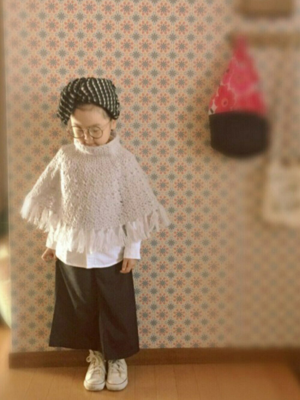 その他のポンチョ、ベージュ系のスニーカー、ホワイト系のシャツ/ブラウスを着用したキッズの冬コーディネートの1枚目の写真