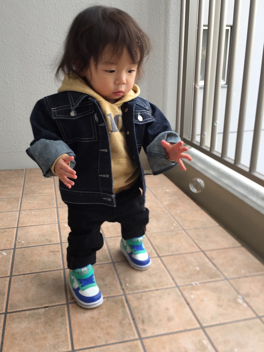「Gジャン×パーカー、ノンウォッシュデニム、スキニー、ナイキ、オーバーサイズ」｜「agnes b.のアイテム（デニムジャケット、ブルー系）」を使った、tomocoさん（キッズ・70cm）の春コーディネートの1枚目の写真