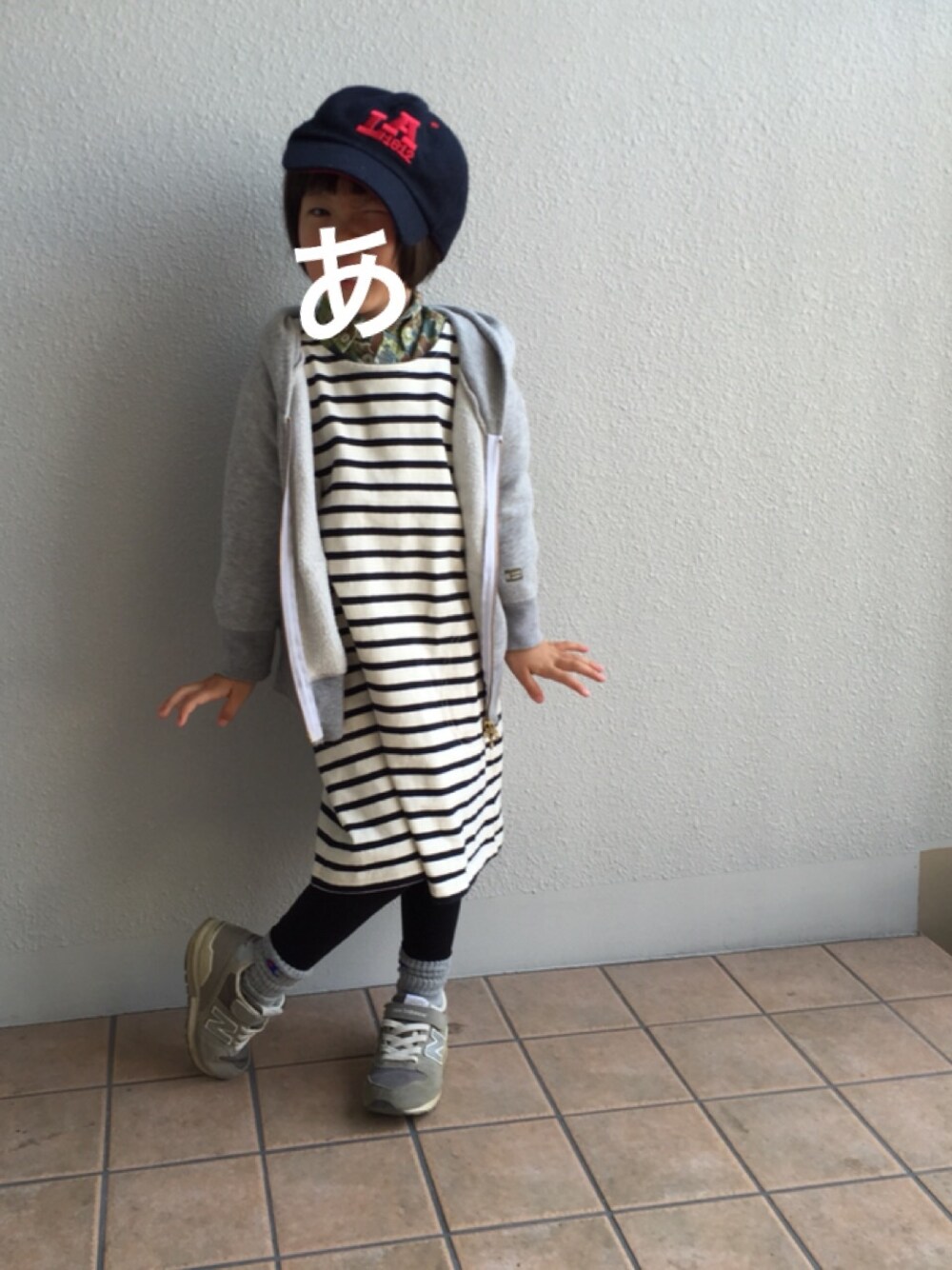 「シャツ×パーカー、ボーダー、キャップ、カモフラ柄、柄×柄、ニューバランス、パーカー」｜「無印良品のアイテム（ワンピース、その他）」を使った、tomocoさん（キッズ・110cm）の春コーディネートの1枚目の写真