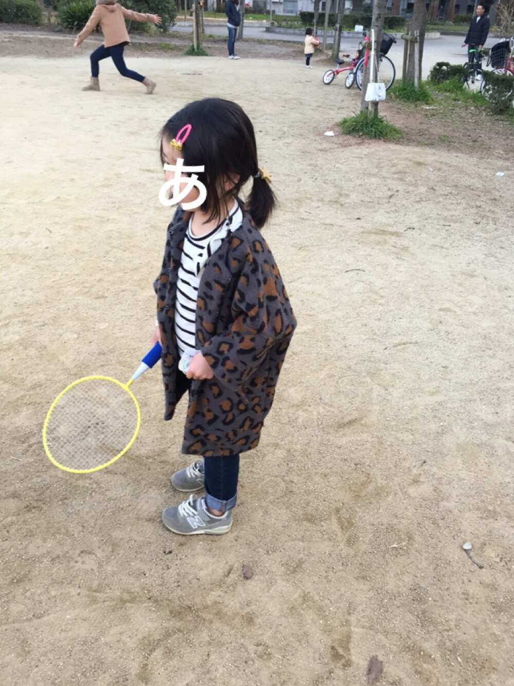 「キッズコーデ、女の子、レオパード、swap meet market、柄×柄、ロールアップ、デニム、デニムパンツ」｜「SWAP MEET MARKETのアイテム（ジャケット/アウター、その他）」を使った、tomocoさん（キッズ・110cm）の冬コーディネートの1枚目の写真