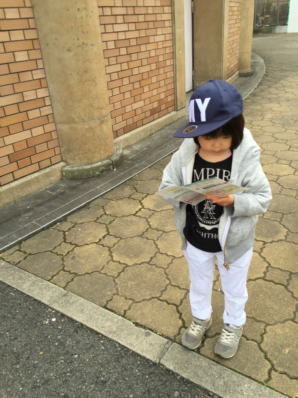 「ニューバランス、キャップ、ホワイトデニム、モノトーン、サスペンダー、パーカー」｜「MARKEY'Sのアイテム（パーカー、グレー系）」を使った、tomocoさん（キッズ・110cm）の春コーディネートの1枚目の写真