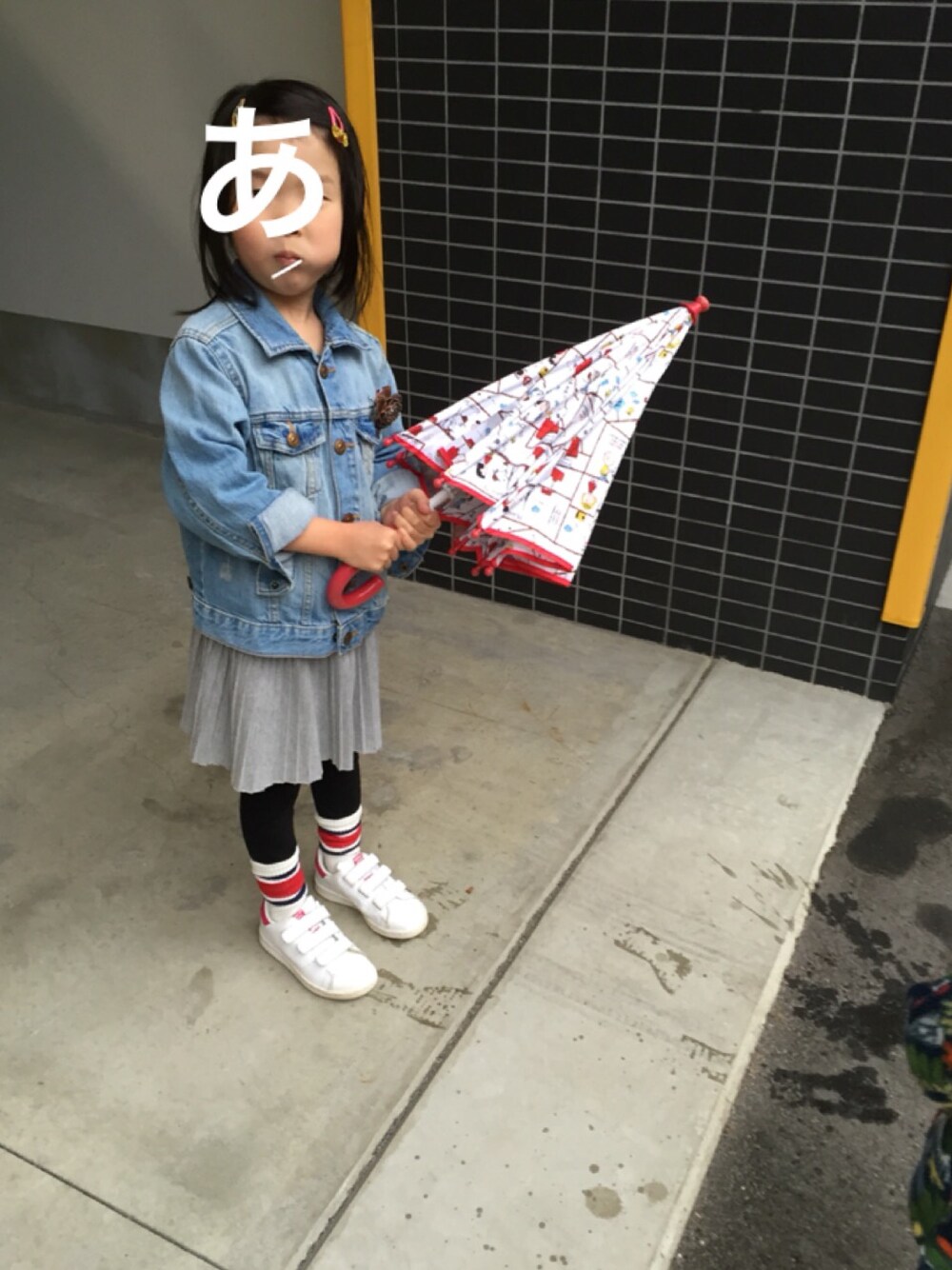 「キッズコーデ、デニム、Gジャン、プリーツスカート、ラインソックス、ラインソックス×スニーカー、adidas、スタンスミス、ファストファッション」｜「H&Mのアイテム（デニムジャケット、ブルー系）」を使った、tomocoさん（キッズ・110cm）の冬コーディネートの1枚目の写真
