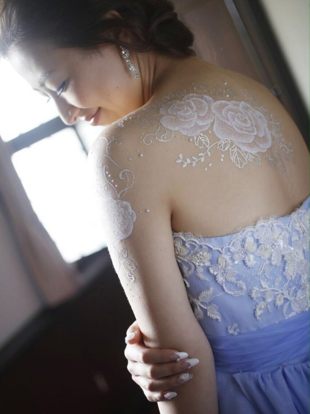 「ボディジュエリー、結婚式、レース、ホワイト、ラメ、ウェディングドレス、エレガント」｜「ヌシェーナのアイテム（アクセサリー、ホワイト系）」を使った、Ryoさん（レディース・170cm）の春コーディネートの1枚目の写真