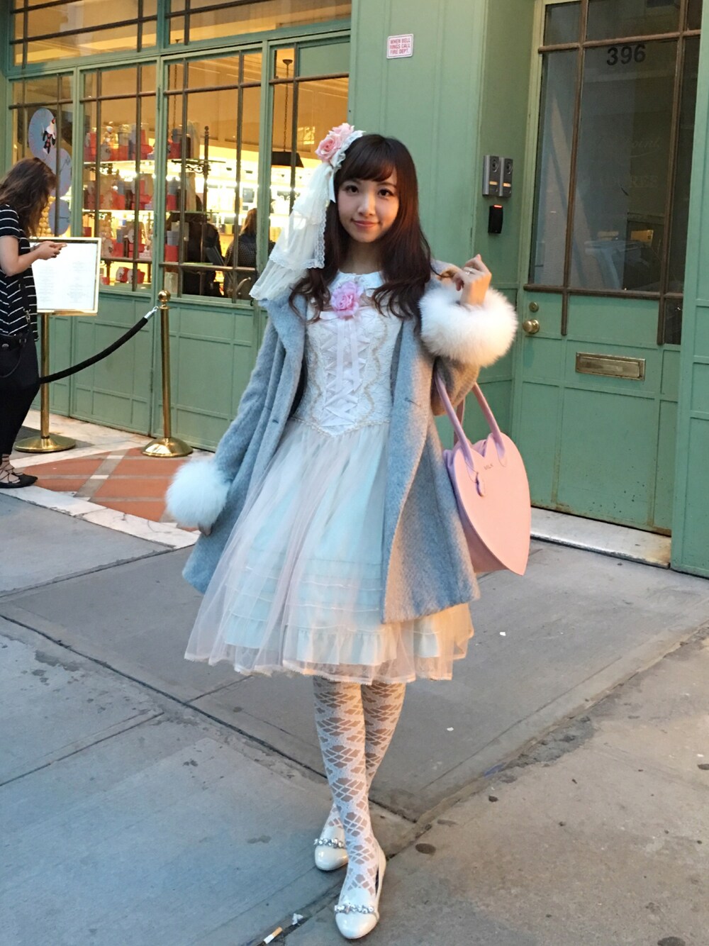 「lolitafashion、lo li ta」｜「BABY,THE STARS SHINE BRIGHTのアイテム（ワンピース、ピンク系）」を使った、Iris Wangさん（レディース・163cm）の冬コーディネートの1枚目の写真