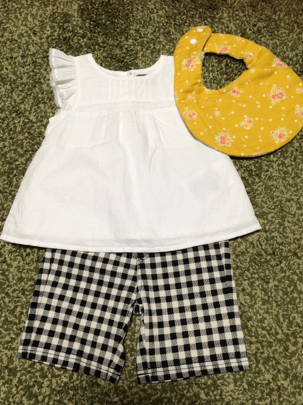 「花柄、UNIQLO、GAP、ギンガムチェック、ハンドメイド、お出かけコーデ、夏のコーディネート、白ブラウス、半袖シャツ、汗っかき」｜「GAPのブラウス（シャツ/ブラウス、ホワイト系）」を使った、kurumikiさん（キッズ・70cm）の夏コーディネートの1枚目の写真