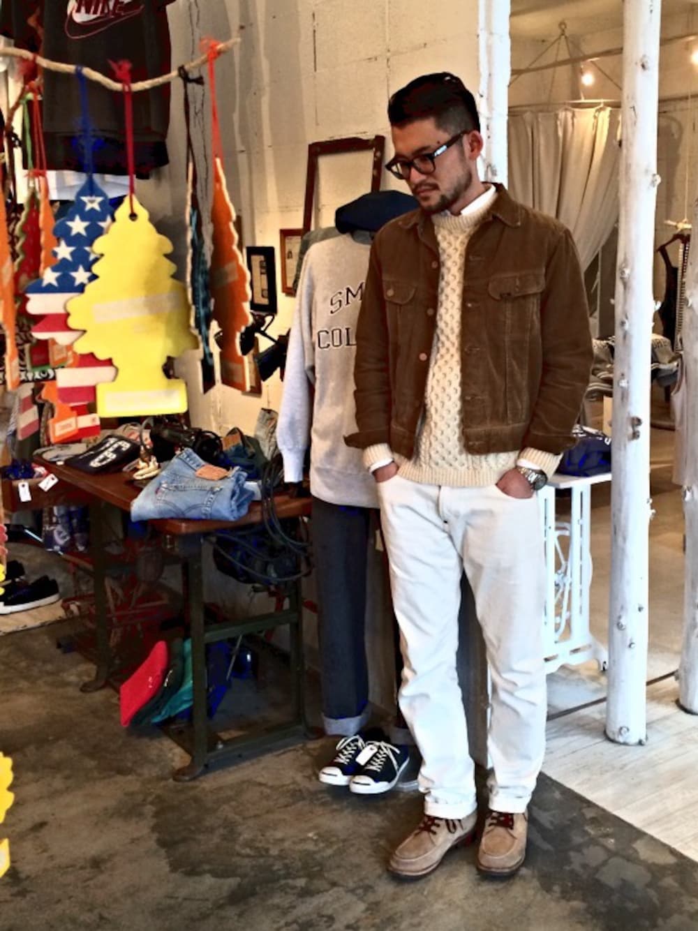 ブラウン系のデニムジャケット、ホワイト系のニット/セーター、ホワイト系のシャツ/ブラウスを着用したメンズの春コーディネートの1枚目の写真